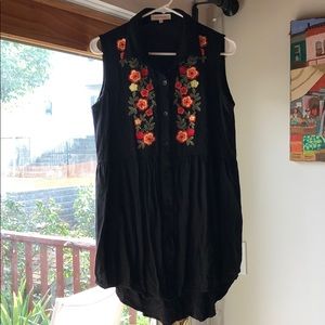 Solitaire Embroidered Button Down Tunic Size M